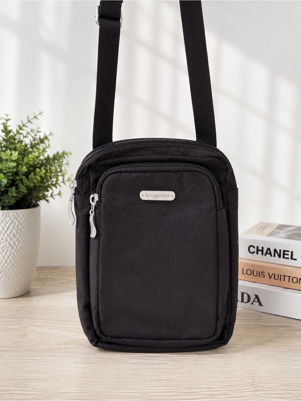 Baggallini Dual Zipper N/S
Crossbody Bag in black guc very popular bag! - Picture 1 of 10